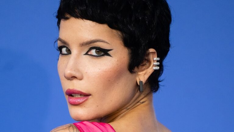 Halsey debuts long, brunette hair in new photo with boyfriend Avan Jogia – See photos Halsey debuts long, brunette hair in new photo with boyfriend Avan Jogia – See photos