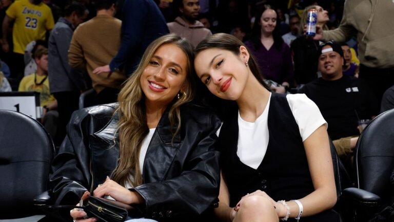 Olivia Rodrigo and Tate McRae have a girls’ night out at the Lakers game